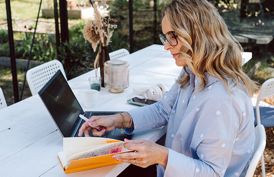 Eine Autorin kalkuliert den Verkaufspreis ihres eigenen Buches