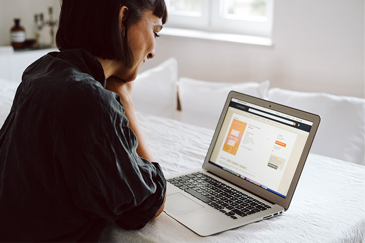 Frau recherchiert am Notebook