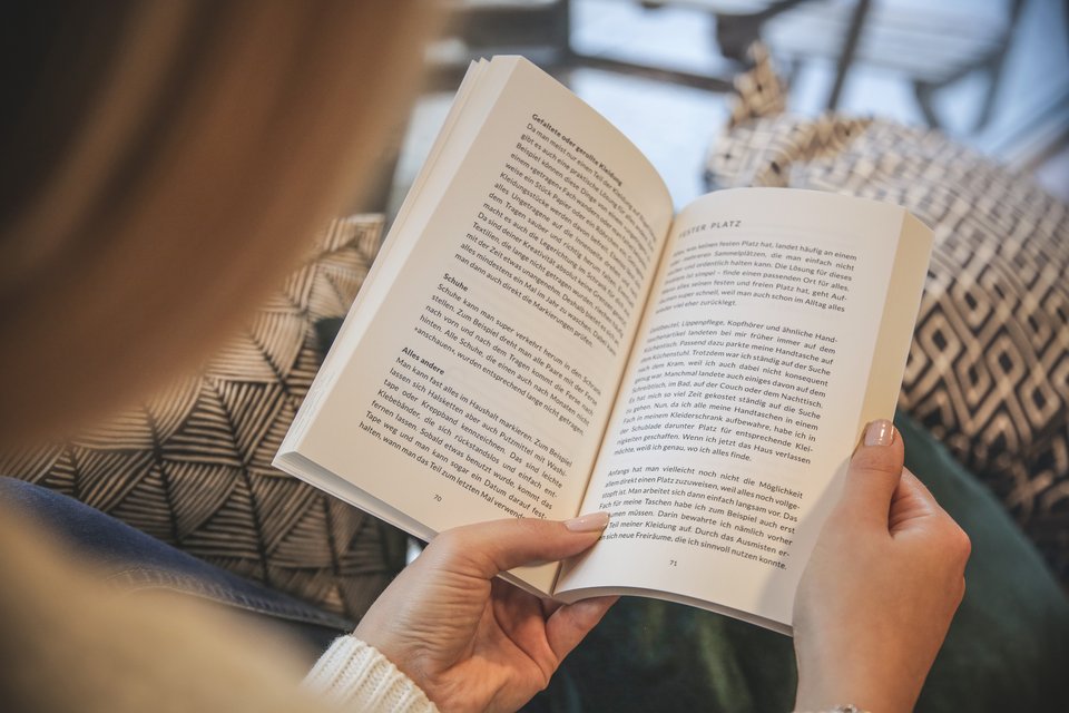 Eine Frau liest ein Paperback-Buch