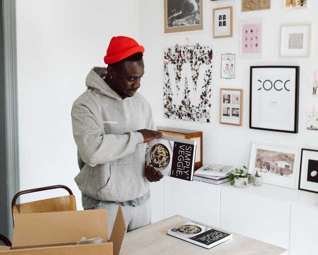 Mann schaut sich sein Kochbuch an