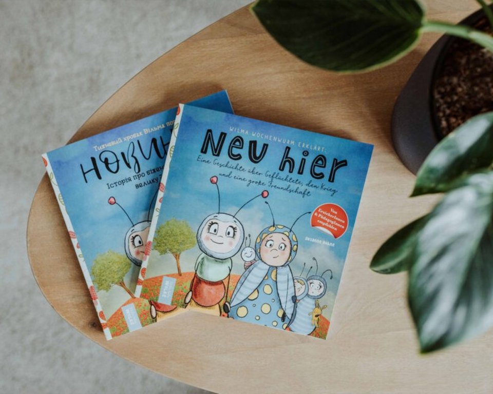 Kinderbücher liegen auf einem Tisch