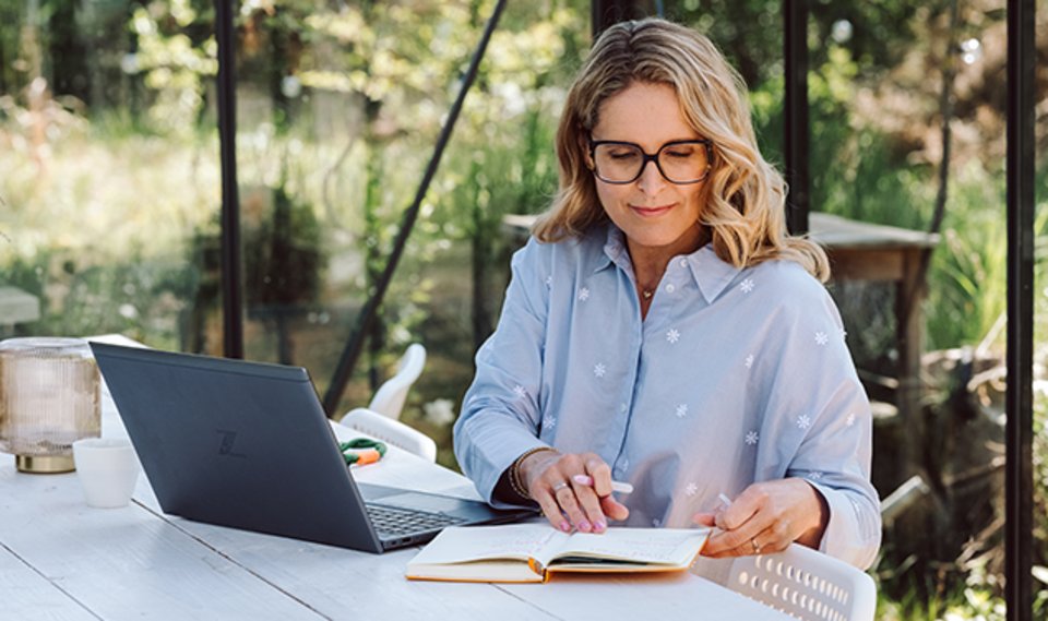 Eine Frau arbeitet an ihrem ersten selbst geschriebenen Roman