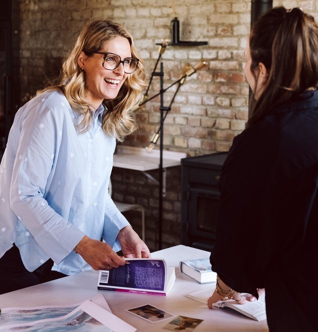 Zwei Frauen unterhalten sich über ein Buch