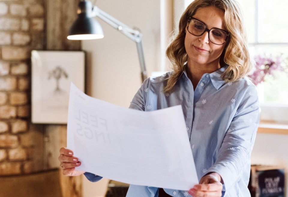 Eine Ratgeber-Autorin prüft den Entwurf ihres Buches