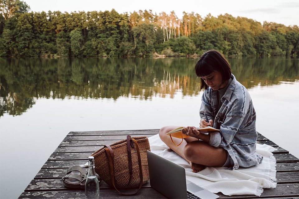 Foto einer schreibenden Frau